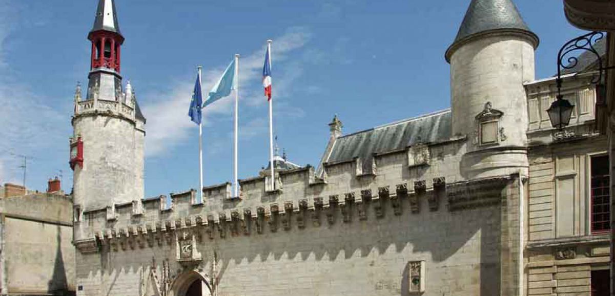 La Rochelle : dépose de la bâche de couverture  de Hôtel de Ville