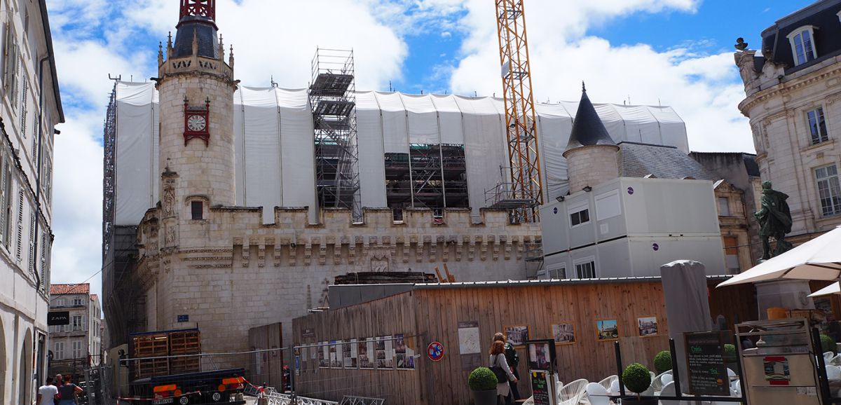 La Rochelle : l’hôtel de ville retrouve une toiture flambant neuve