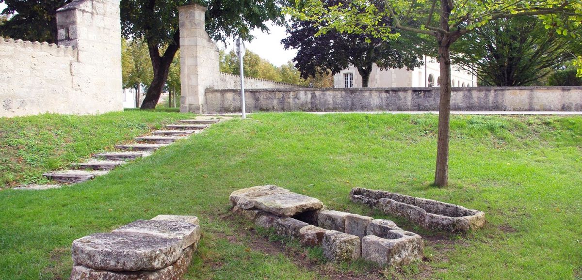 Surgères : des sarcophages ont été installés près de l’abside