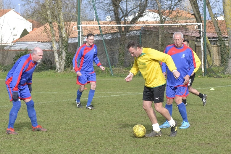 “Walking football” : en Charente-Maritime le foot se joue aussi... en marchant