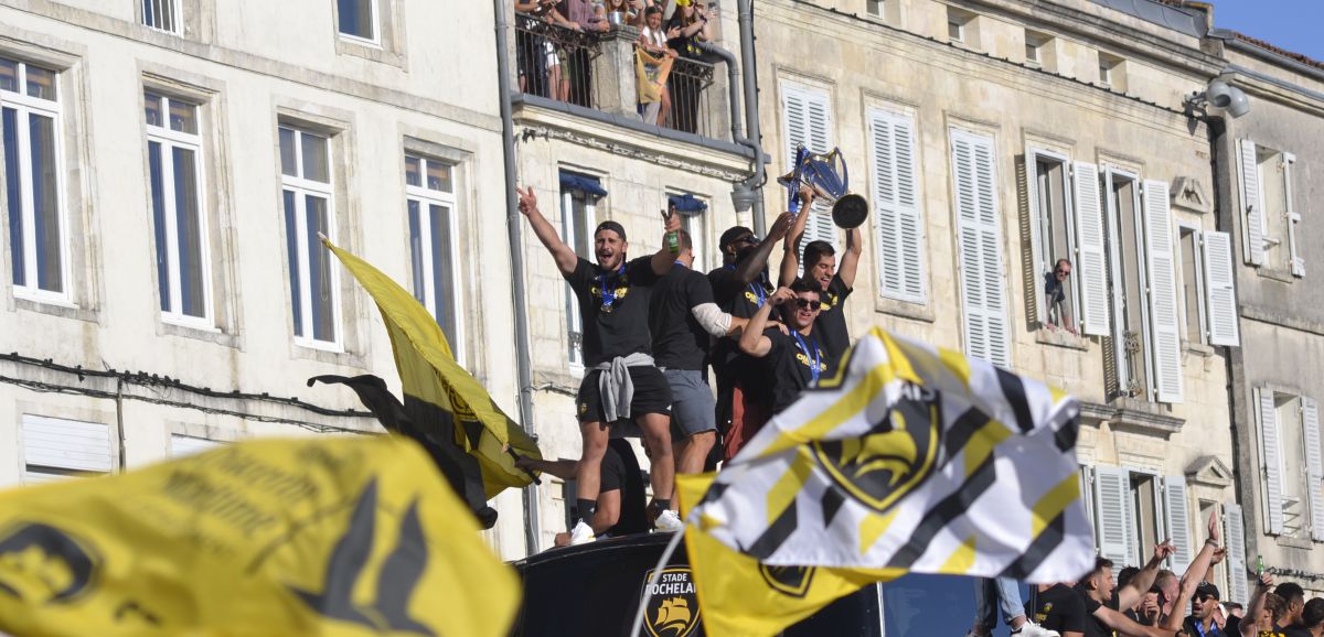 Les joueurs du Stade Rochelais s'offrent une parade sur le Vieux-Port