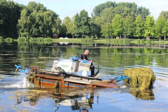 St-Jean-d'Angély. Sur son bateau, John Boissinot a nettoyé le plan d'eau de Bernouët de ses algues