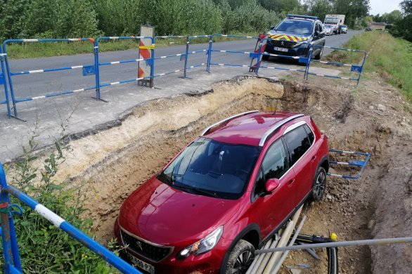 Avec sa voiture, une conductrice finit sa course dans un trou de chantier vers Saint-Julien-de-l'Escap