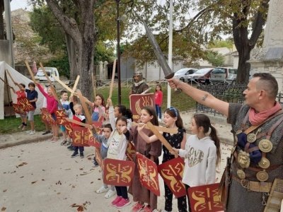 Lors des événements auxquels elle prend part, la Legio VI propose les ateliers du petit légionnaire pour les enfants - (© S.M.)