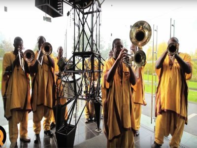 La fanfare Eyo'Nlé, composée de huit musiciens, est originaire du Bénin - © Capture YouTube /  Quai Baco