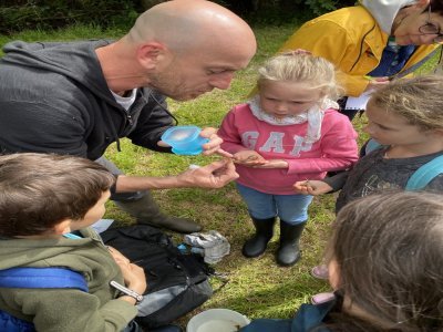 Les enfants, captivés par la découverte d'une mue de libellule… - Sandrine Beauzée (CLP)