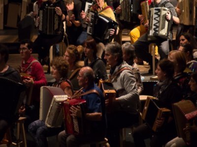 Pour son spectacle, la compagnie Hors Laps invitera sur scène 100 non-accordéonistes - - © Cie Hors laps