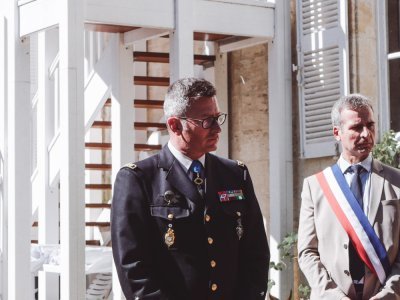 Le commandant Laurent Bitouzet aux côtés du maire de Rochefort, Hervé Blanché - - © Lou Ferrère