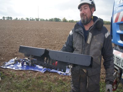 Le protecteur Avifaune est un connecteur à clapet qui se pose directement sur le câble. - © P.Tu.