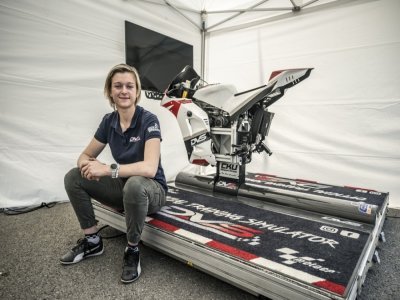 La pilote utilise couramment pour son entraînement les simulateurs développés par David Veillon - © LILY RAW