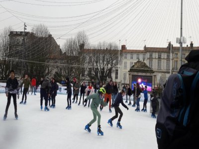 Installée sur la place Colbert à Rochefort, la patinoire sera ouverte du 30 novembre au 5 janvier - © Archives L'Hebdo 17