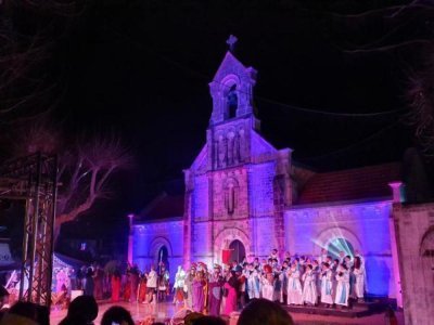 La crèche vivante devant le parvis de l'église Sainte Madeleine de Châtelaillon. - © Dominique Gougat