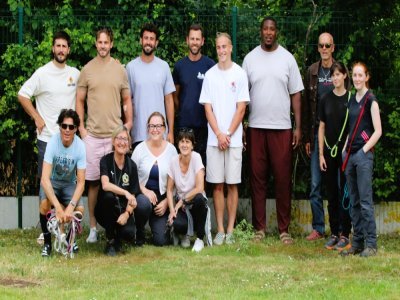 Photo souvenir avec les bénévoles du refuge et les joueurs du Stade Rochelais. - © Jean-Yves Nicolic / Facebook SPA