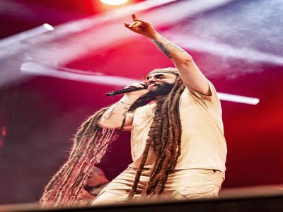 Le public a pu chanter en chœur quelques-uns des plus grands tubes de l'Italien : Kingston Town, Herbalist, No Cocaine… - © Philippe Archambeau