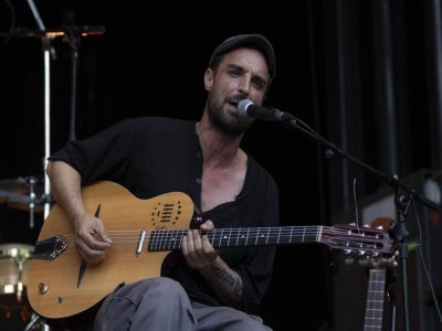 Les Zoufris Maracas transcendent les frontières musicales, mêlant la chanson française à des influences africaines et sud-américaines, puisant dans les riches traditions des Balkans et de l'Andalousie. - © Philippe Archambeau