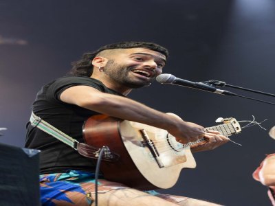 Cet été, Manu Chao tourne en France pour quelques dates seulement, accompagné de deux musiciens en version "ultra acoustic" - © Philippe Archambeau