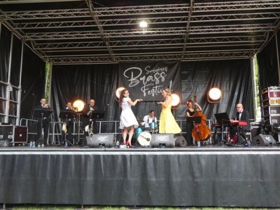 Les Manathan Sisters and Boys ont donné le tempo dans leur style jazz swing et Charleston sur la scène des douves. - © Odette Huet