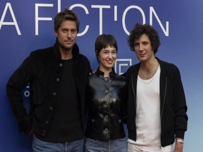 Anamaria Vartolomei entourée de Vincent Lacoste et Lucas Bravo - © Philippe Archambeau