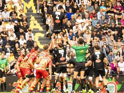Sous les yeux de l'arbitre, Paul Boudehent s'élève plus haut que tout le monde. - ©Philippe Archambeau