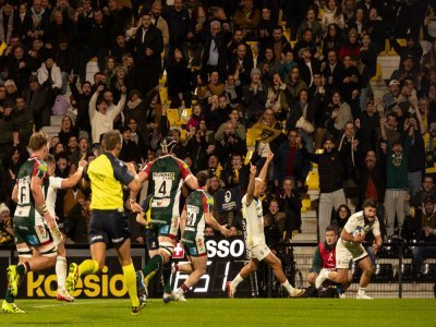 Sous les yeux de Dillyn Leyds, Jules Favre inscrit le deuxième essai du Stade Rochelais (17'). - © Philippe Archambeau