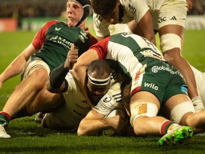 Levani Botia lève le pouce pour valider l'essai de son coéquipier, Oscar Jégou. - © Philippe Archambeau