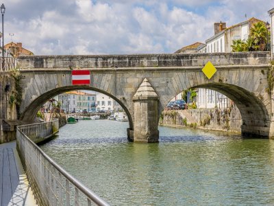 Symbole de Marans, le vieux pont de pierre qui enjambe la S&egrave;vre avait fait l'objet de nombreux d&eacute;bats entre&nbsp;2014 et&nbsp;2020 - - &copy; Yannick Picard (CLP)