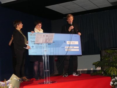 Comme chaque ann&eacute;e, les v&oelig;ux sont l'occasion de remettre un ch&egrave;que &agrave; la Ligue contre le cancer - &copy; - Odette Huet&nbsp;(CLP)